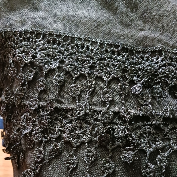 Black scarf with delicate crochet flower. Cotton lightweight one size - Picture 2 of 2